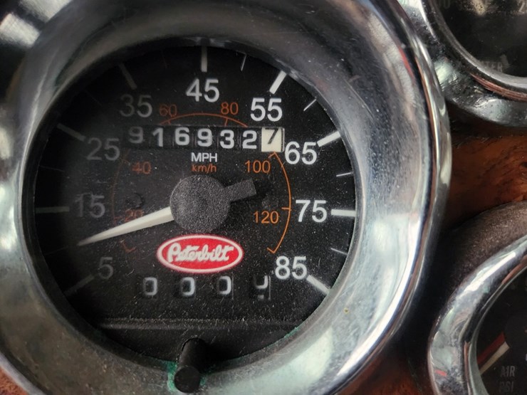 2004-peterbilt-379-image-36