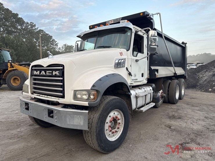 2016-mack-gu713-grantie-tri-axle-dump-truck,-image-4