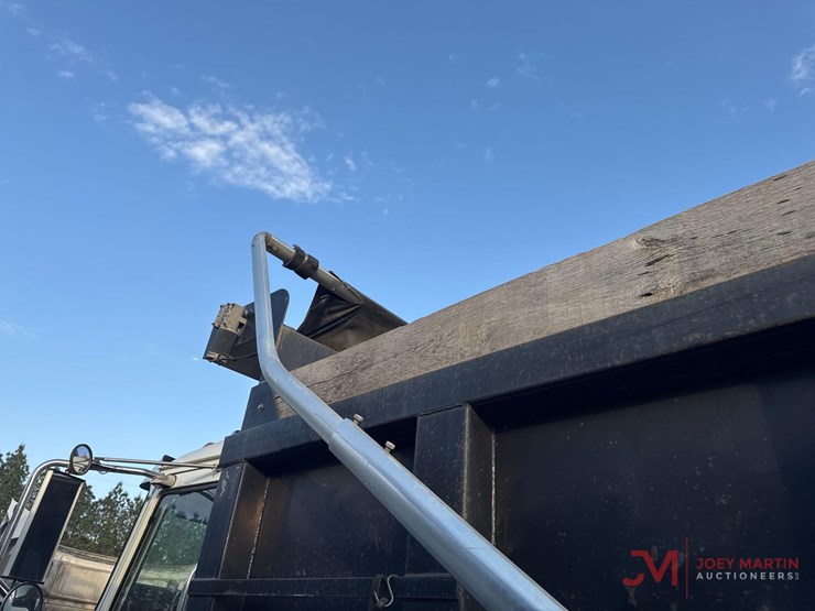 2017-mack-gu713-grantie-tri-axle-dump-truck-image-12