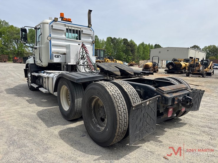 2011-mack-pinnacle-cxu613-image-4