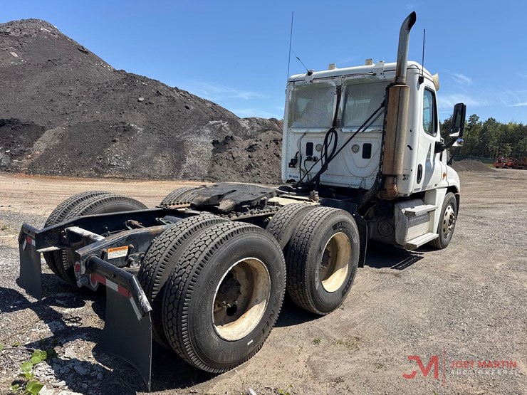 2011-freightliner-cascadia-day-cab-truck-tractor-image-4
