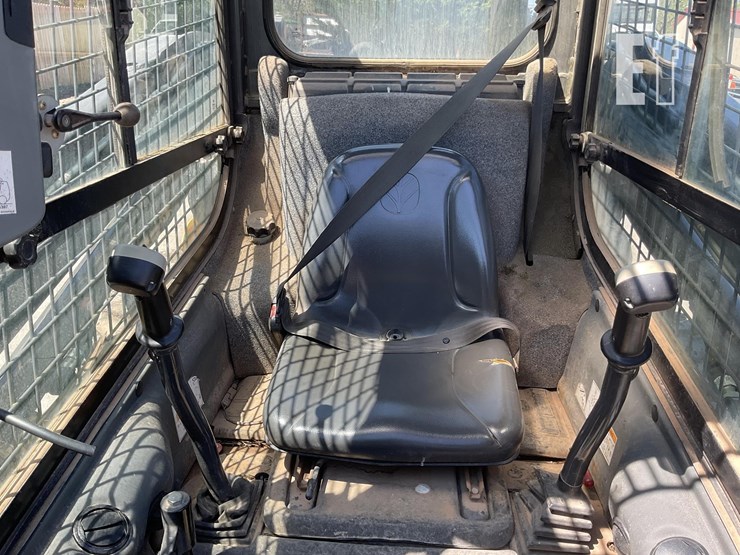 2016-new-holland-l220-image-12