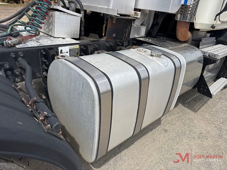 2011-mack-pinnacle-cxu613-image-22