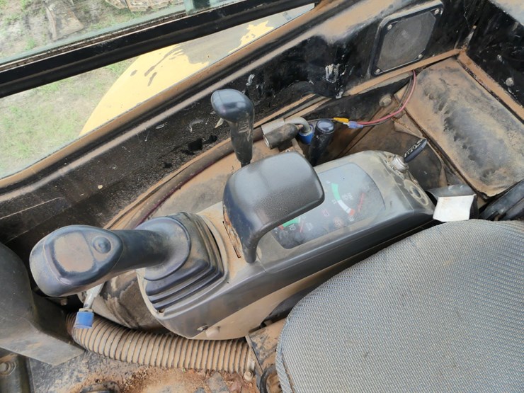 2005-caterpillar-303-image-12