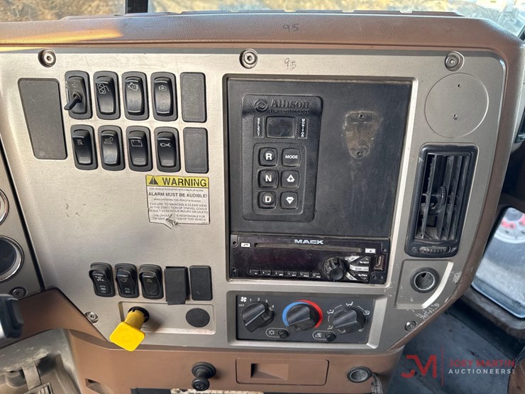 2017-mack-gu713-grantie-tri-axle-dump-truck-image-25