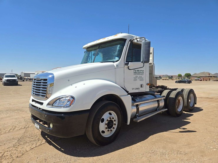 2004-freightliner-columbia-120-image-1