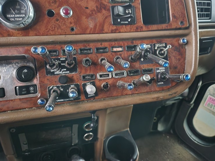 2004-peterbilt-379-image-29