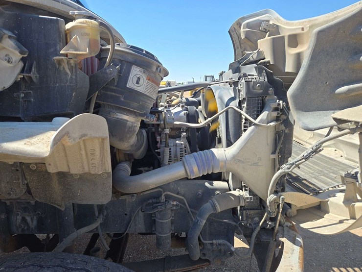 2006-freightliner-m2-106-image-23