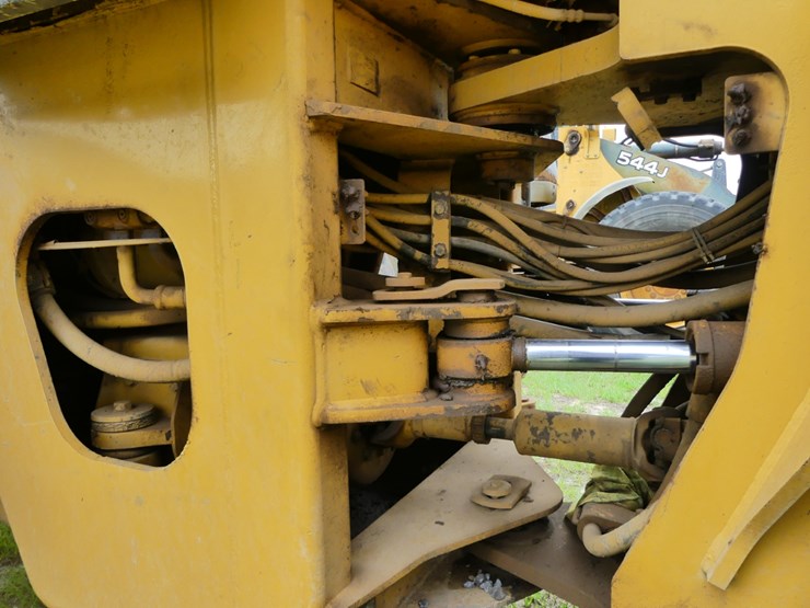 caterpillar-938f-image-12