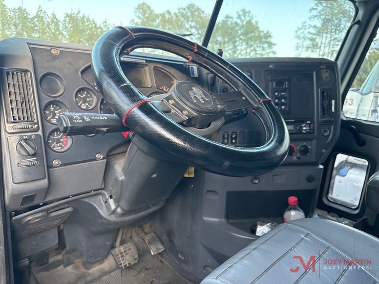 2016-mack-gu713-grantie-tri-axle-dump-truck-image-26