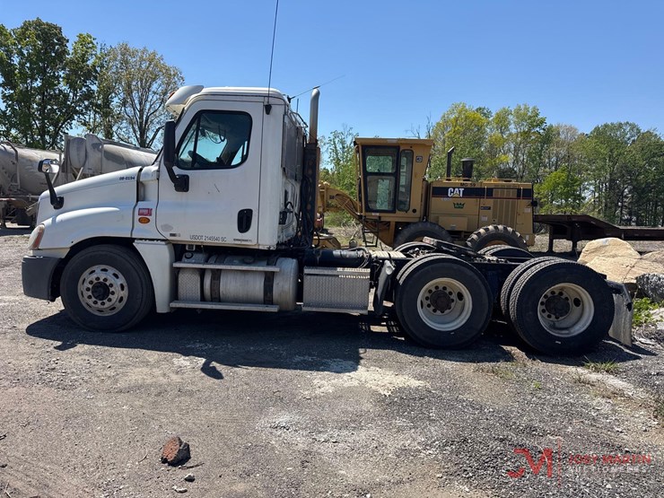 2011-freightliner-cascadia-day-cab-truck-tractor-image-6