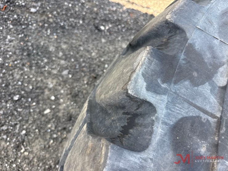 (1)-23.5r25-loader-tire-image-2