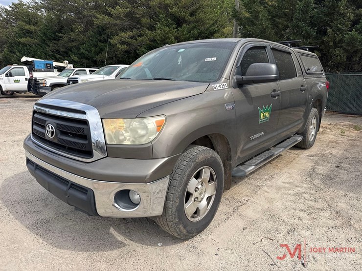 2011-toyota-tundra-sr5-image-6