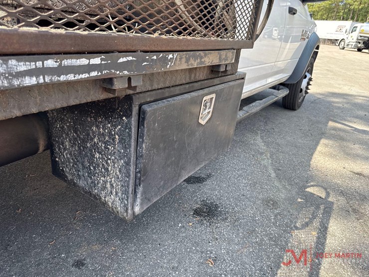 2014-ram-5500-heavy-duty-flatbed-truck-image-16