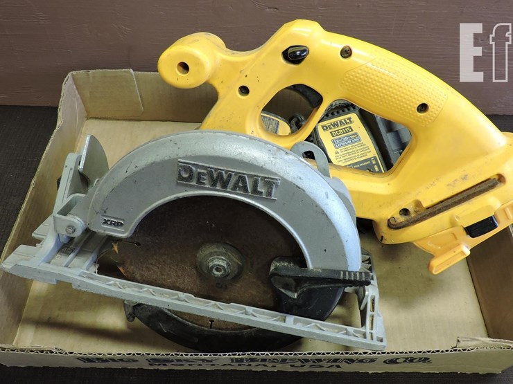 dewalt-cordless-circular-saw-image-1