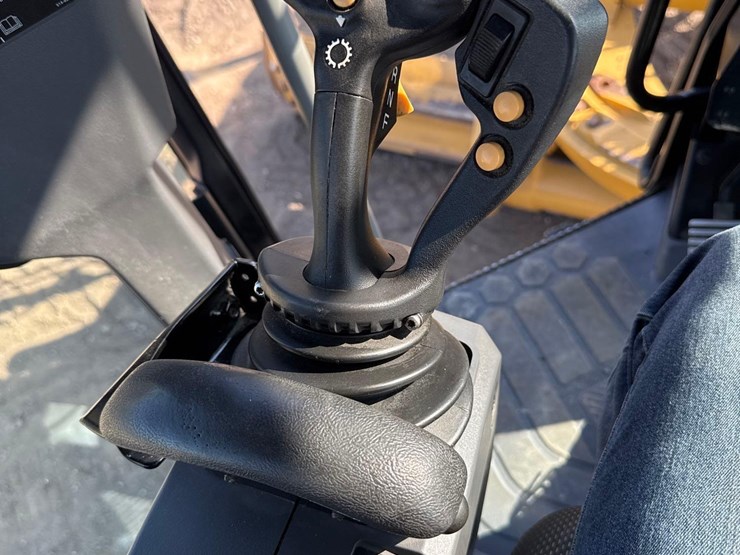 2019-caterpillar-120-image-30