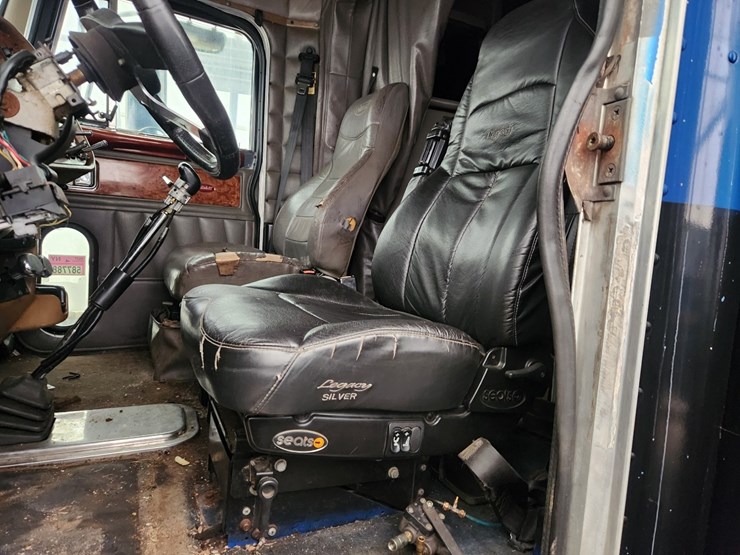 2004-peterbilt-379-image-26