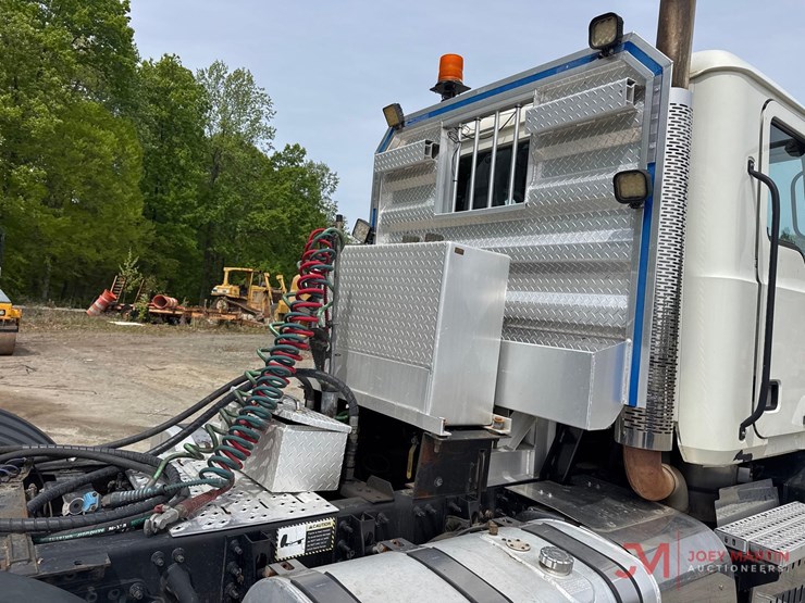 2011-mack-pinnacle-cxu613-image-23