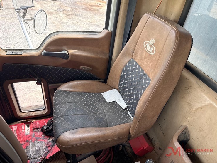 2014-mack-granite-gu713-image-30