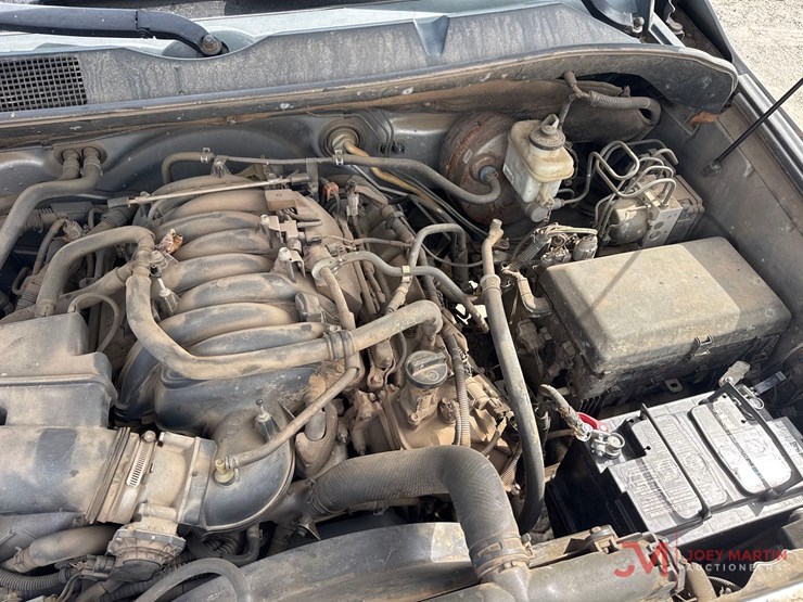 2011-toyota-tundra-sr5-image-22