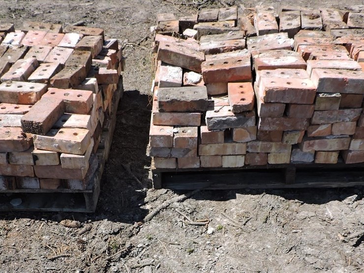 (2)-pallets-of-re-claimed-red-clay-bricks,-4”-x-8”-image-1