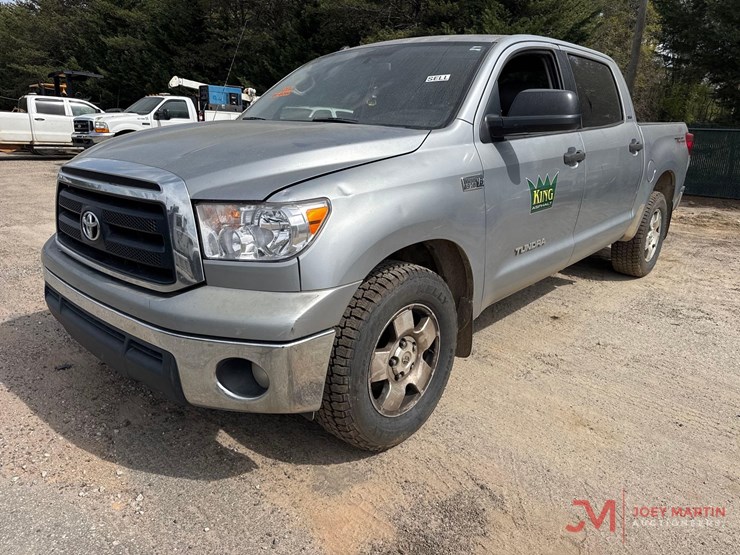 2011-toyota-tundra-sr5-image-6