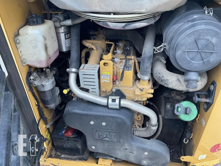 2014-caterpillar-242d-image-16