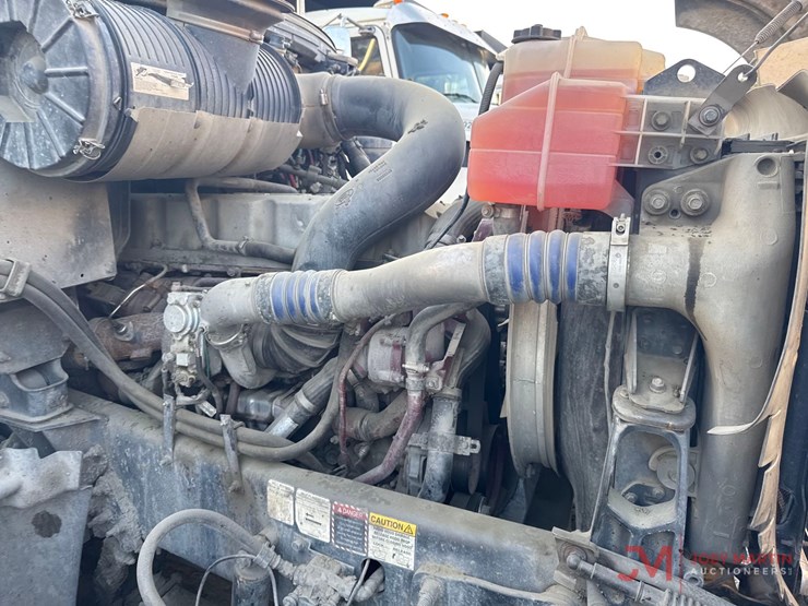 2017-mack-gu713-grantie-tri-axle-dump-truck-image-21