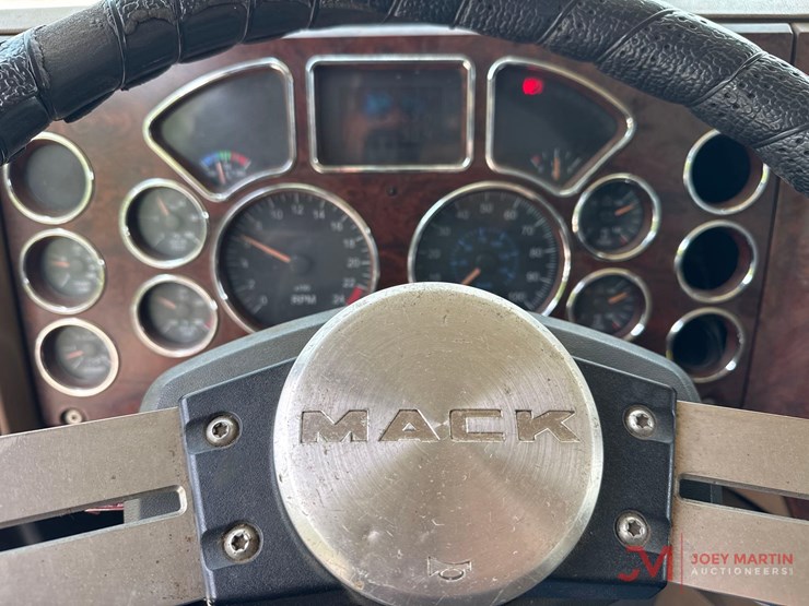 2008-mack-granite-gu713-image-42