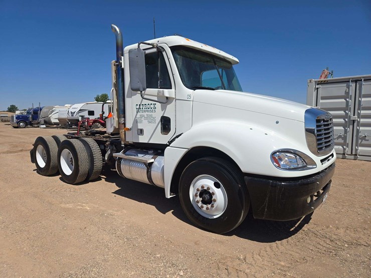 2004-freightliner-columbia-120-image-2