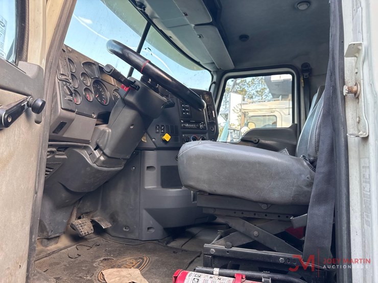 2016-mack-gu713-grantie-tri-axle-dump-truck-image-25