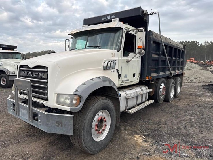 2017-mack-gu713-grantie-tri-axle-dump-truck-image-4
