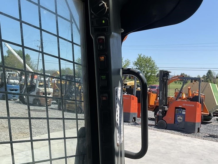 2016-new-holland-l220-image-13