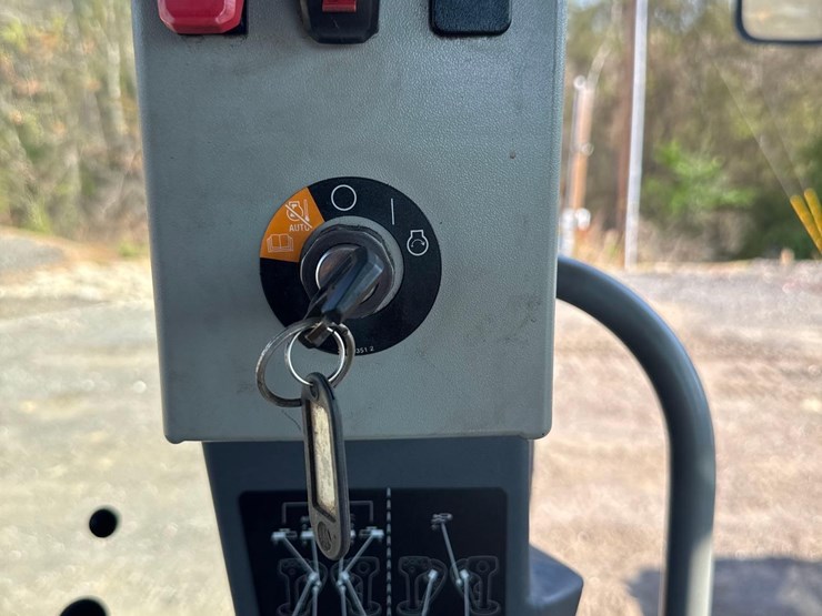 2019-caterpillar-120-image-31