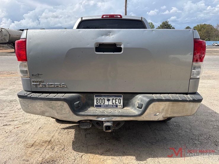 2011-toyota-tundra-sr5-image-13