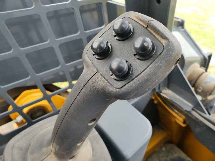 2024-deere-317g-image-16