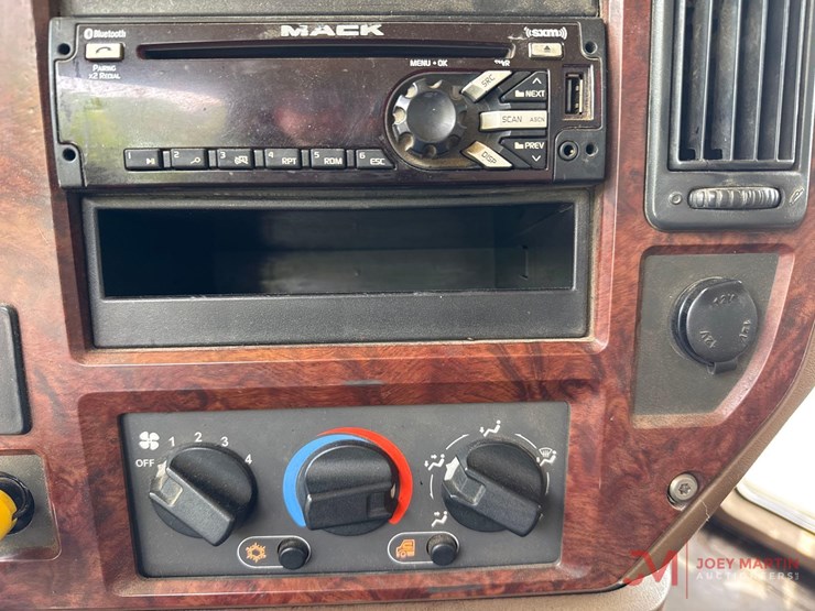 2008-mack-granite-gu713-image-39