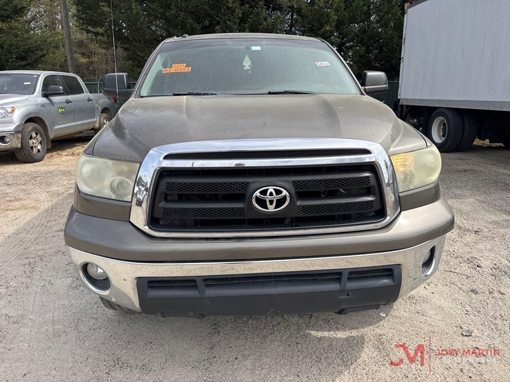 2011-toyota-tundra-sr5-image-7