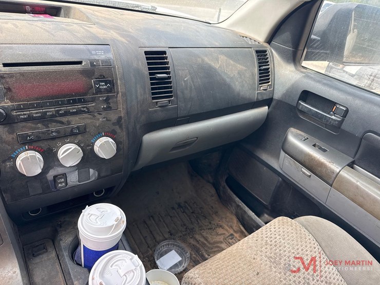 2010-toyota-tundra-sr5-image-29