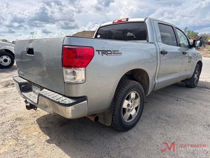 2011-toyota-tundra-sr5-image-3