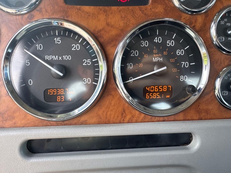 2007-peterbilt-379-image-21
