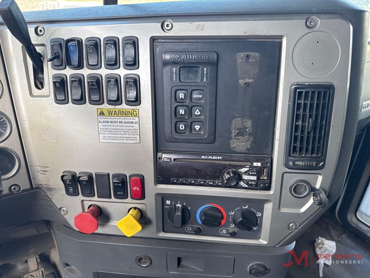 2016-mack-gu713-grantie-tri-axle-dump-truck-image-24