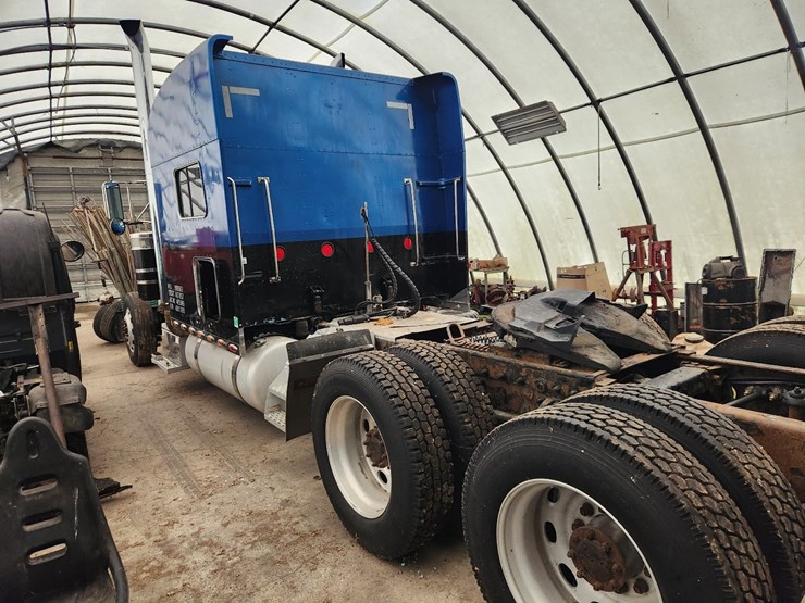 2004-peterbilt-379-image-14