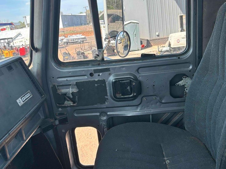 2000-mack-ch613-image-58