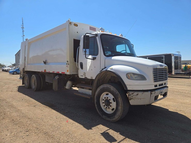 2006-freightliner-m2-106-image-2