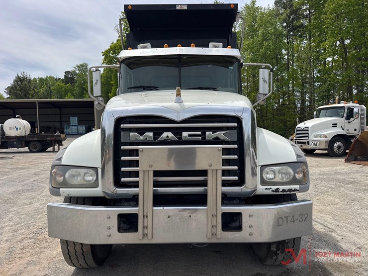 2014-mack-granite-gu713-image-7