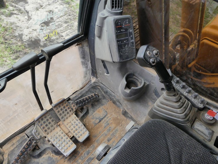 deere-200-lc-image-13