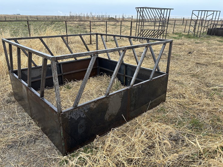 new/unused-steel-hay-feeder-w/-skirt-image-1