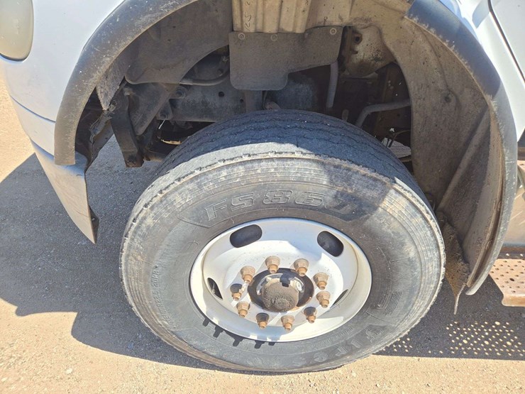 2006-freightliner-m2-106-image-8