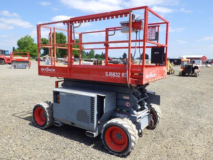 2014-skyjack-sj6832rt-image-3